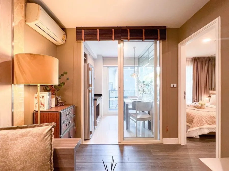 For sale: The Crest Sukhumvit 49, a luxurious Buit-In decorated room, very beautiful and livable. Good furniture, don't miss it.
