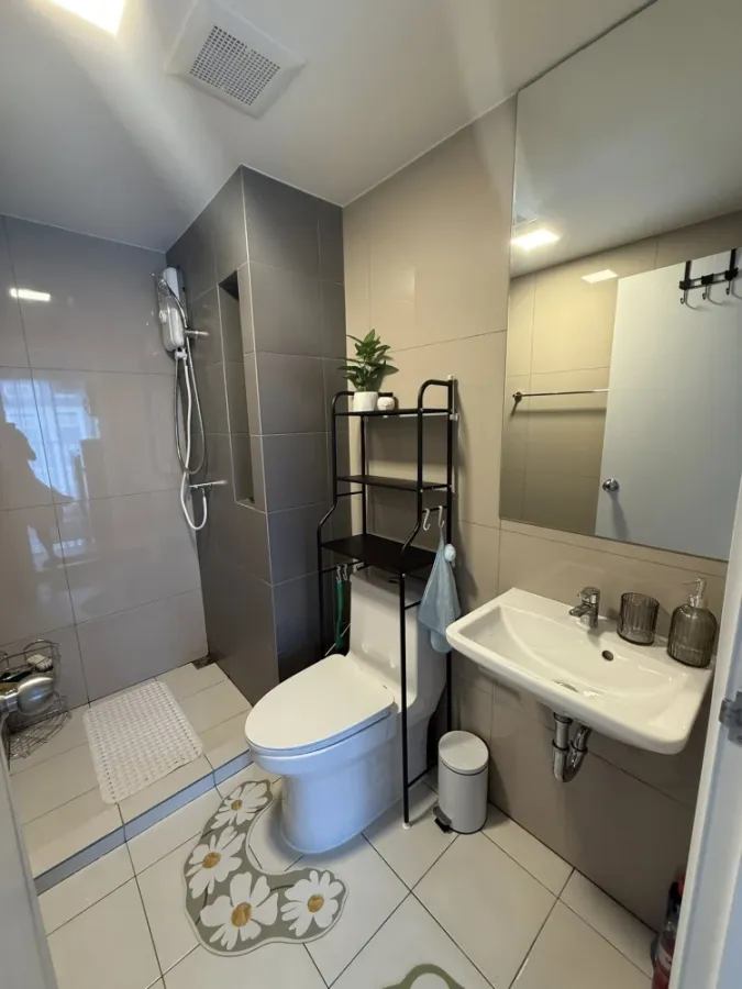 Plum Condo for rent, Chaengwattana, Don Mueang, Building B, swimming pool view, with furniture and appliances, reserve now.