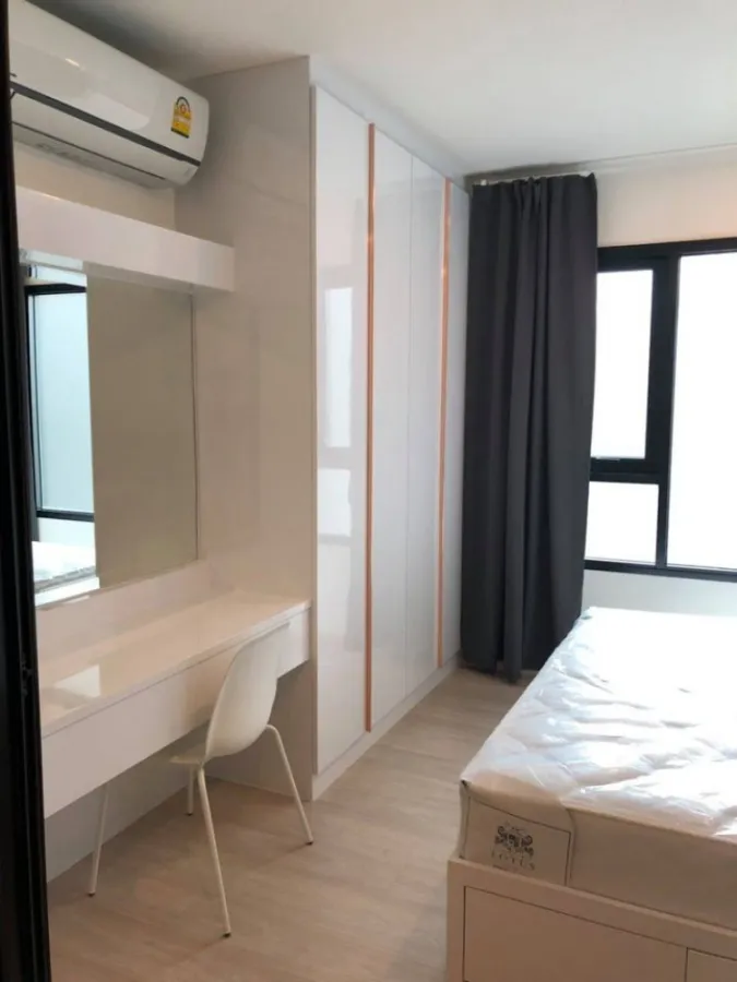 For rent Life Asoke, this room is new out of the box. White furnishings make the room look very spacious, high floor, premium view, book now.