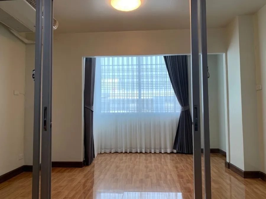 Condo for sale, Ratchada Prestige, Ladprao 48, empty room, beautiful Chandelier, very spacious room, interested, hurry up to reserve