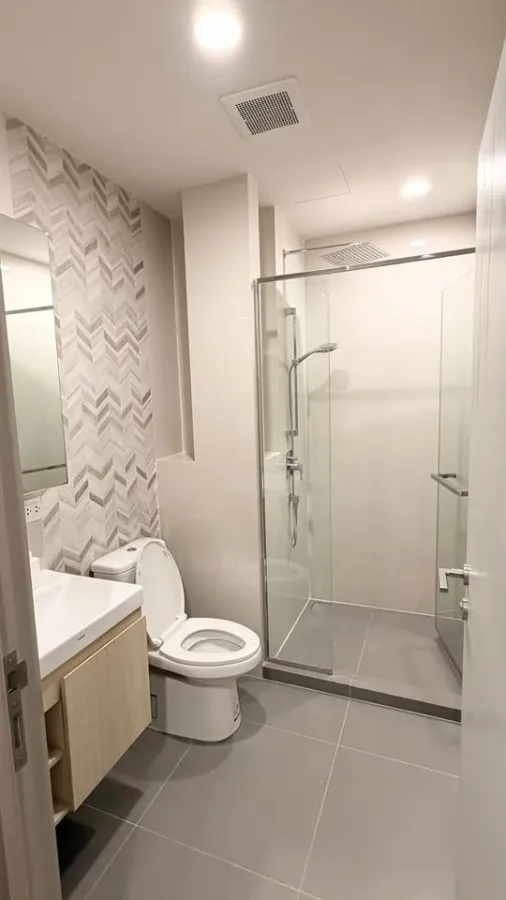For rent: OKA Haus Sukhumvit 36, fully furnished room, ready to move in, complete with furniture and appliances, just bring your suitcase and move in.