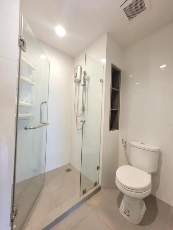 Condo for sale: Chapter One Midtown Lat Phrao 24, empty room, high floor, beautiful view, hurry and become the owner.