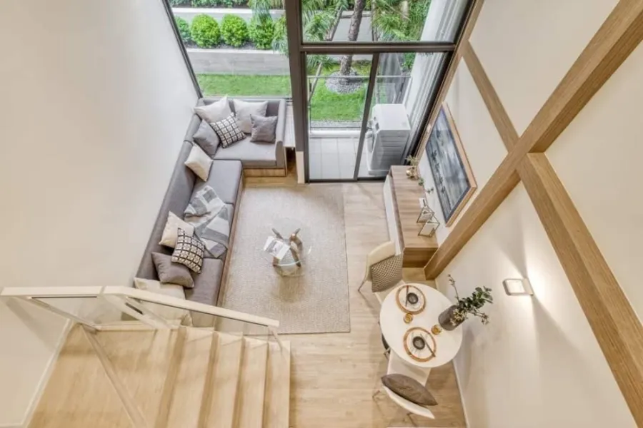 Condo Landmark at MRTA Station, Duplex room, minimalist style, balcony with great views. Reserve quickly.