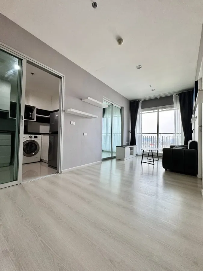 Life Ratchadapisek condo for sale rent. Spacious and comfortable, high floor, fully furnished. Book now!