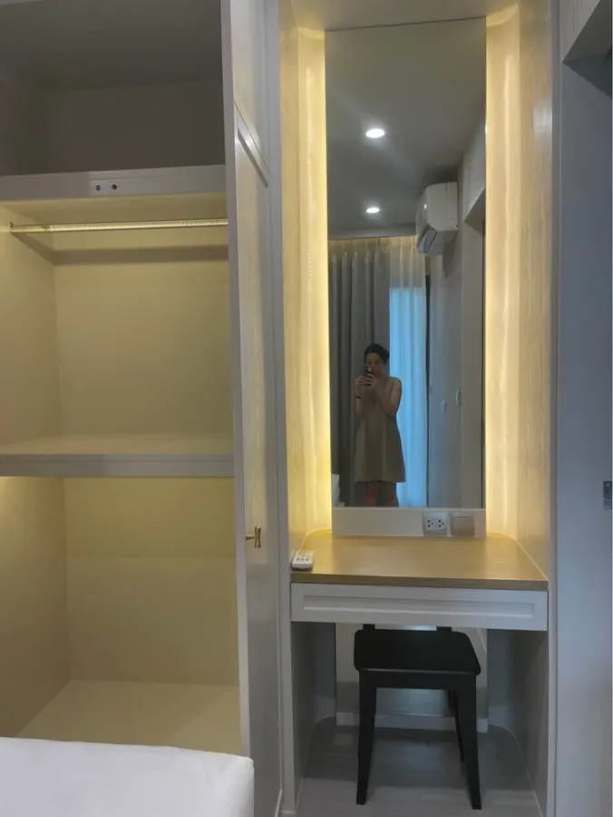 For Rent Life Asoke-Rama 9, very beautiful room, decorated in minimalist style, warm tones, very inviting, don't miss it.