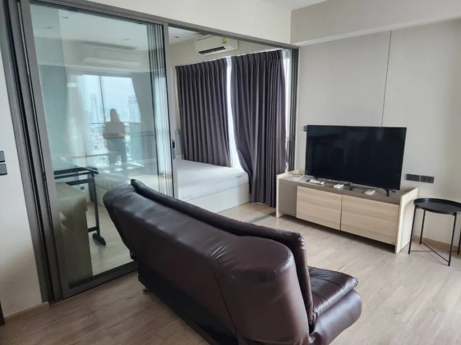 For rent, Whizdom Station Ratchada-Thapra, 31st floor, spacious room, comfortable, fully furnished, book now.