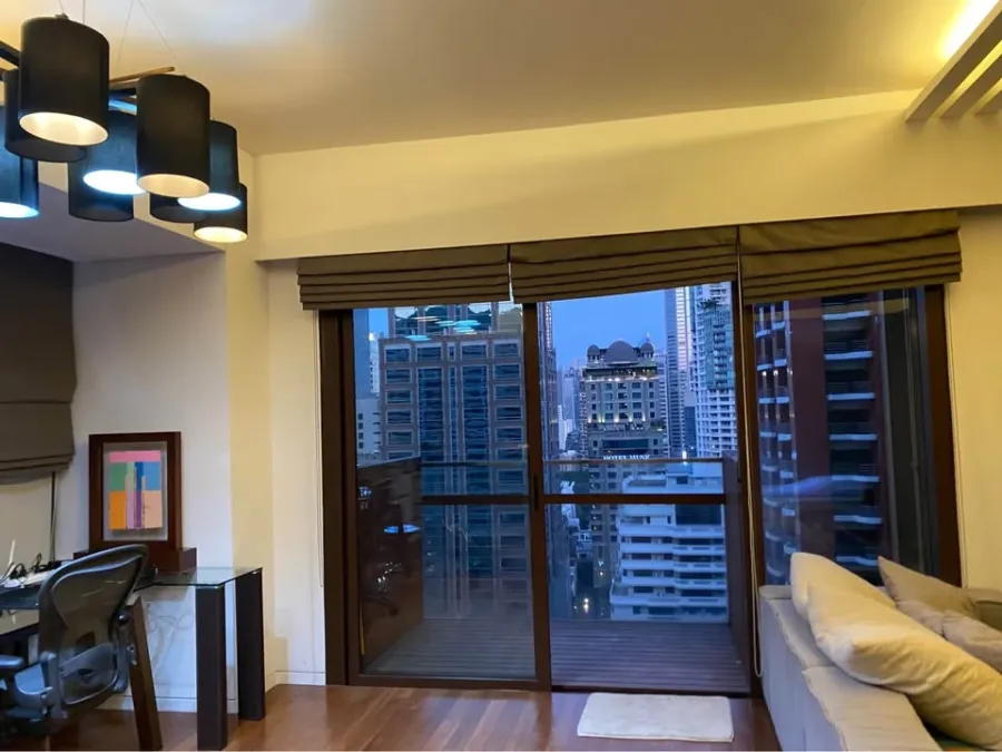 For rent: Hansar Rajdamri, large living room with balcony overlooking the back garden, private elevator. Don't miss out!