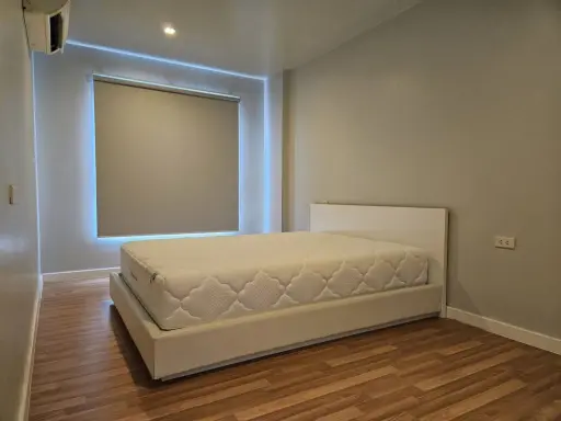 For sale: V Condo, 1 bedroom, 6th floor, good height, complete with electrical appliances, good price, you must reserve now.