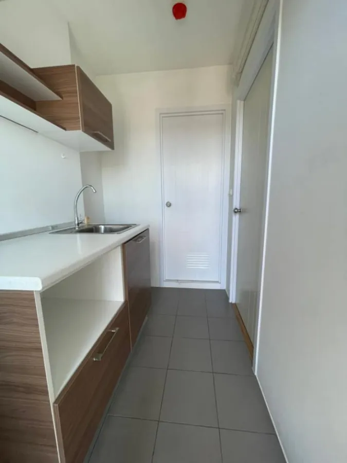 Sale The Tree Interchange, high floor, city view and the Chao Phraya River. Finver. Free full furniture. Book quickly.