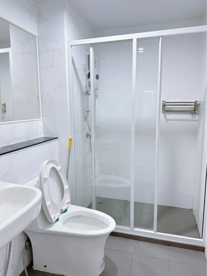 For rent RYE CONDO SUKHUMVIT 101/1, beautiful built-in furniture, Minimal LUXURY style, book now.