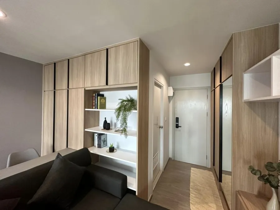 For rent, Regent Home, Bang Son, 28 Building A, beautifully decorated room, fully furnished, ready to move in. You must not miss it.