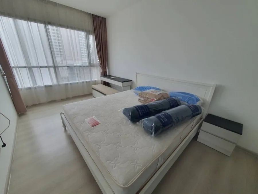 Condo for rent Life Ratchadaphisek, 2 bedrooms, 2 bathrooms, 8th floor, fully furnished with built-in furniture, don't miss it.