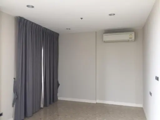 Sell empty room, The Crest Sukhumvit 34 condo, duplex room, 12th floor with city view If interested, hurry up to reserve now.