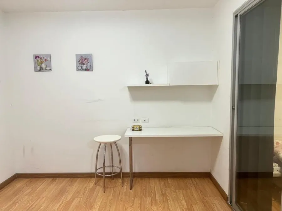 For sale: The Trust Residence Pinklao (Borommaratchachonnani). White room, comfortable to the eye, separated by glass partitions. Book now.