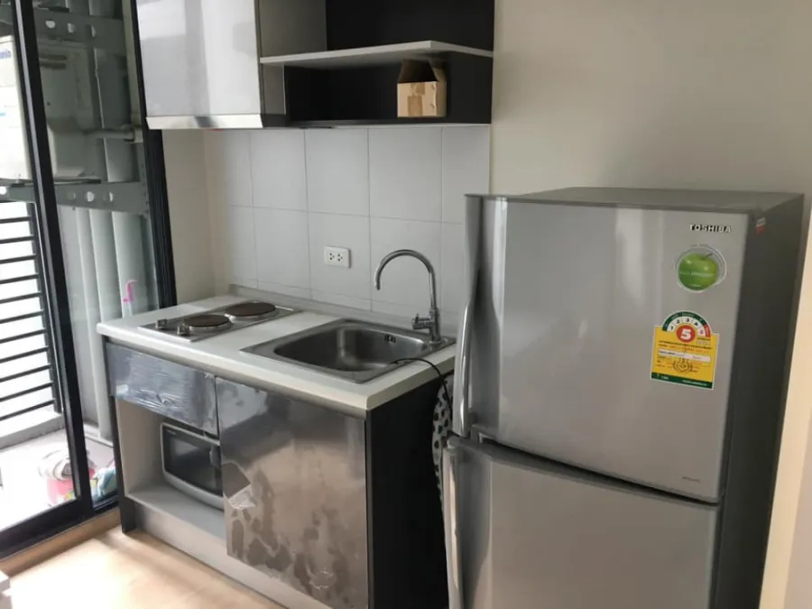 For rent The Base Chaengwattana, very beautiful room, just renovated, well furnished, plus a pool view If you miss it, you will regret it.