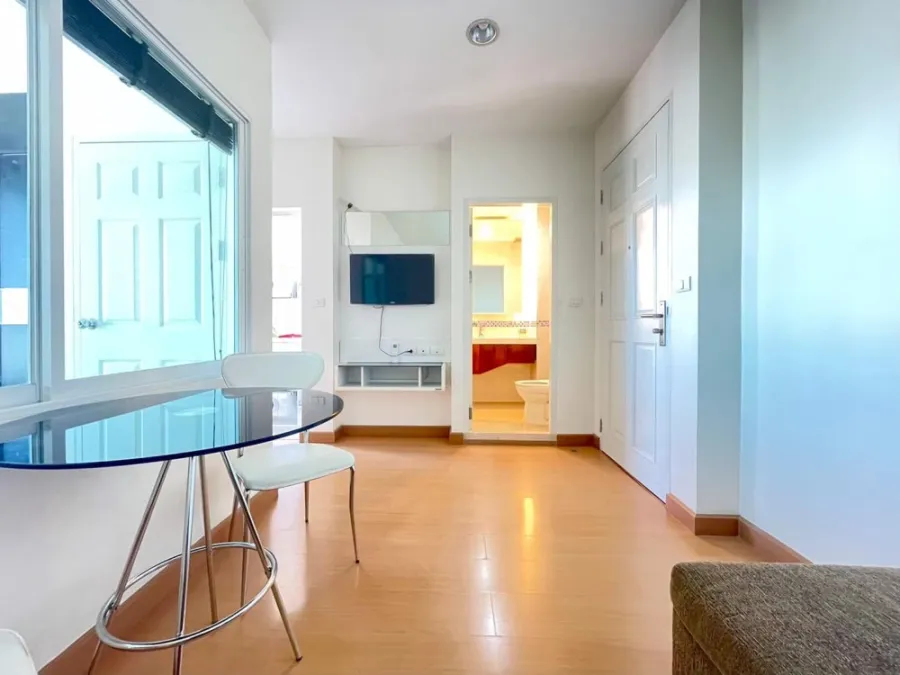 Condo for rent: Life at Ratchada-Huai Khwang. The room is ready to move in. Full facilities, don't miss it.