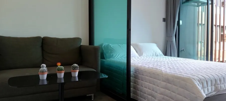 For rent, Brown Condo Ratchada 32, pool view, has a washing machine. Can't miss it