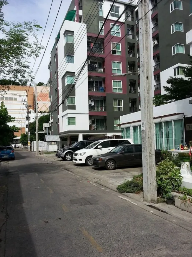 urgent!! Selling The Paint Ngamwongwan, 22 rooms, separated by a very private proportion. Buying or investing is very worthwhile.