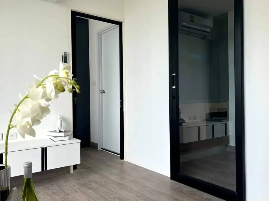 For rent: Flexi Sathorn - Charoen Nakhon. The room is beautifully decorated and very livable. The view is not blocked. After booking, I am disappointe