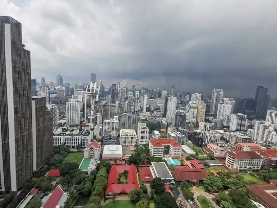 For rent: Esse Asoke, stunning view, unobstructed from the 35th floor, quiet corner room with specially designed built-in storage cabinets. Reserve no