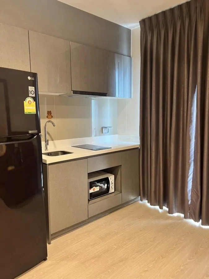 For rent: Rhythm Asoke 2, 27th floor, highest floor, city view, very good atmosphere, very clean and tidy room, don't miss it.