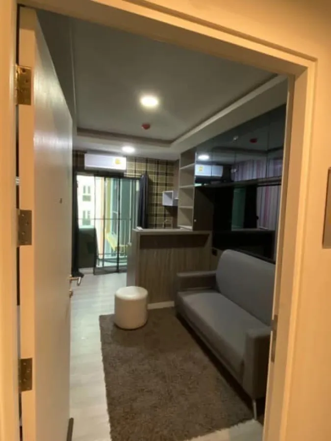 ให้เช่า Plum Condo Ram 60 Interchange ห้องตกแต่งผนังวอลเปเปอร์ พร้อมเฟอร์บิ้วอินทั้งห้อง จองเลย
