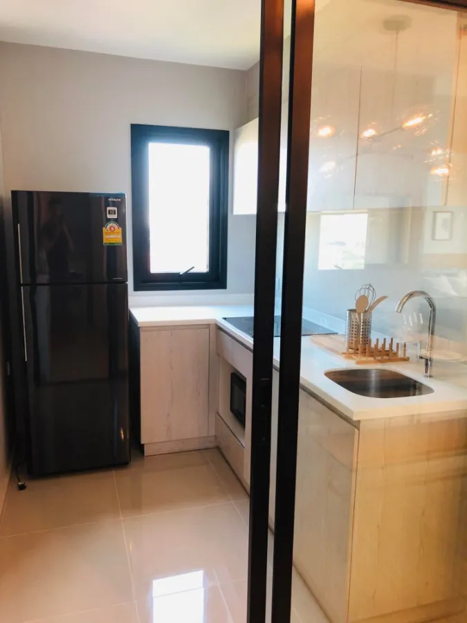 For rent Life Asoke, 15th floor, corner room, south, Asoke view, clear view, beautiful room, very livable, book now, don't wait.