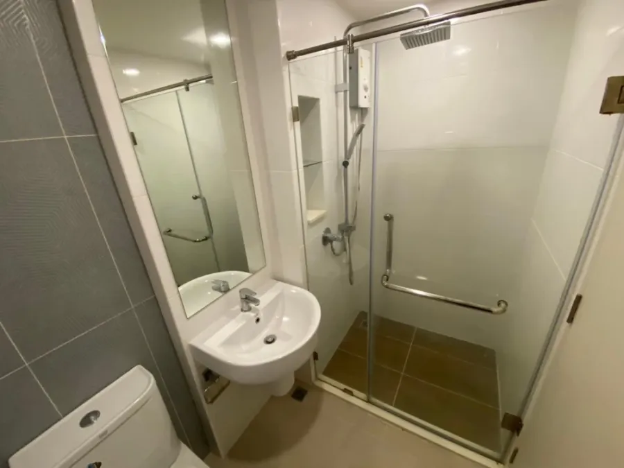 For sale, for rent, The Cube Premium Ratchada 32, simply decorated room, very livable, with a pool view, hurry and reserve now!