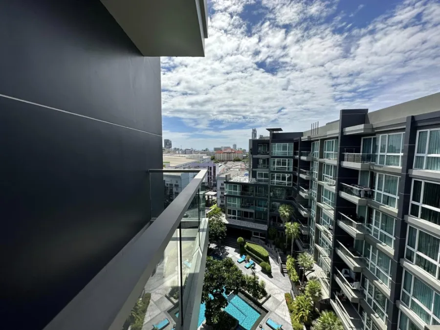 ขาย Apus condo พัทยากลาง ห้องแต่งสไตส์เรียบง่าย น่าอยู่ พร้อมโซฟาขนาดใหญ่น่านั่งนุ่มๆ จองด่วนจ้า