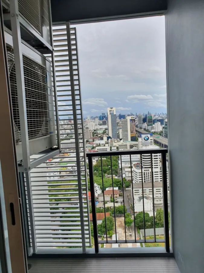 View full Chatuchak view. Selling very cheaply. The St. Residence, 1 bedroom, high floor, south side, full of wind all day.