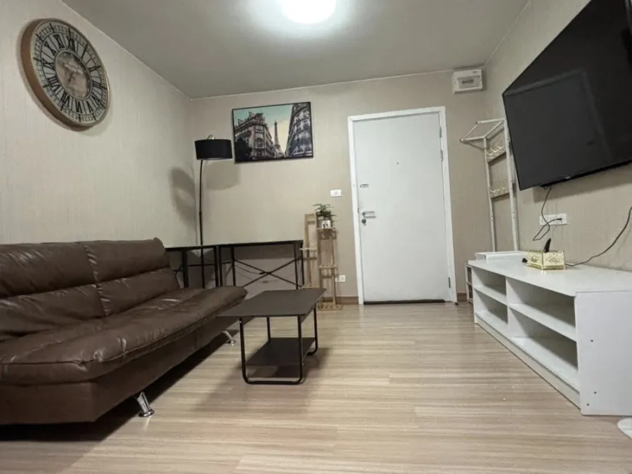 Plum Condo Paholyothin 89 for rent, a nice room with complete amenities, a comfortable brown sofa. Don't miss it!