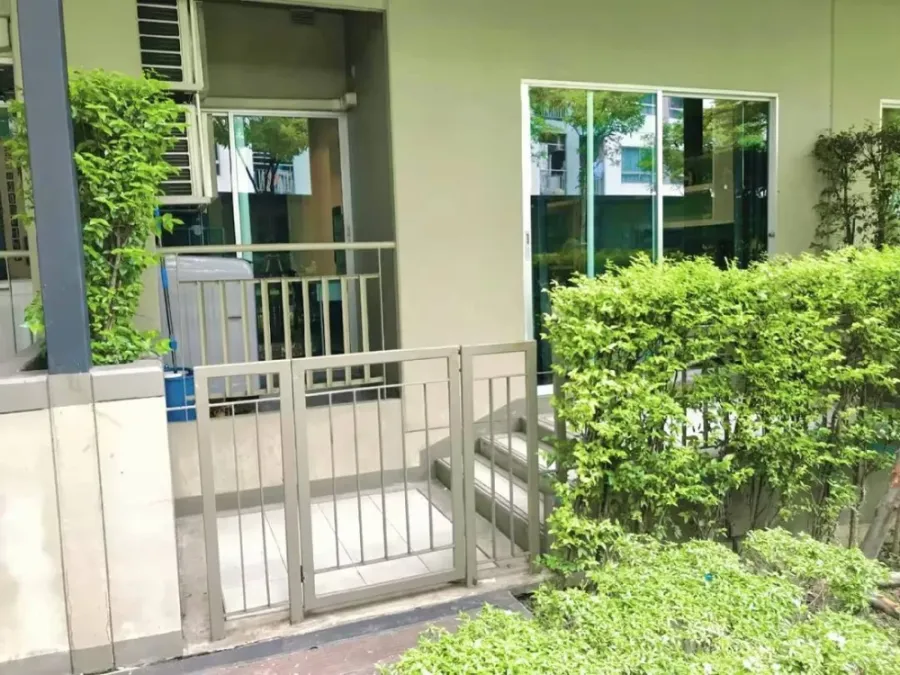 For sale: Lathampini Ville On Nut-Pattanakarn, 1st floor room, next to the garden, very shady atmosphere, complete with electrical appliances. If you