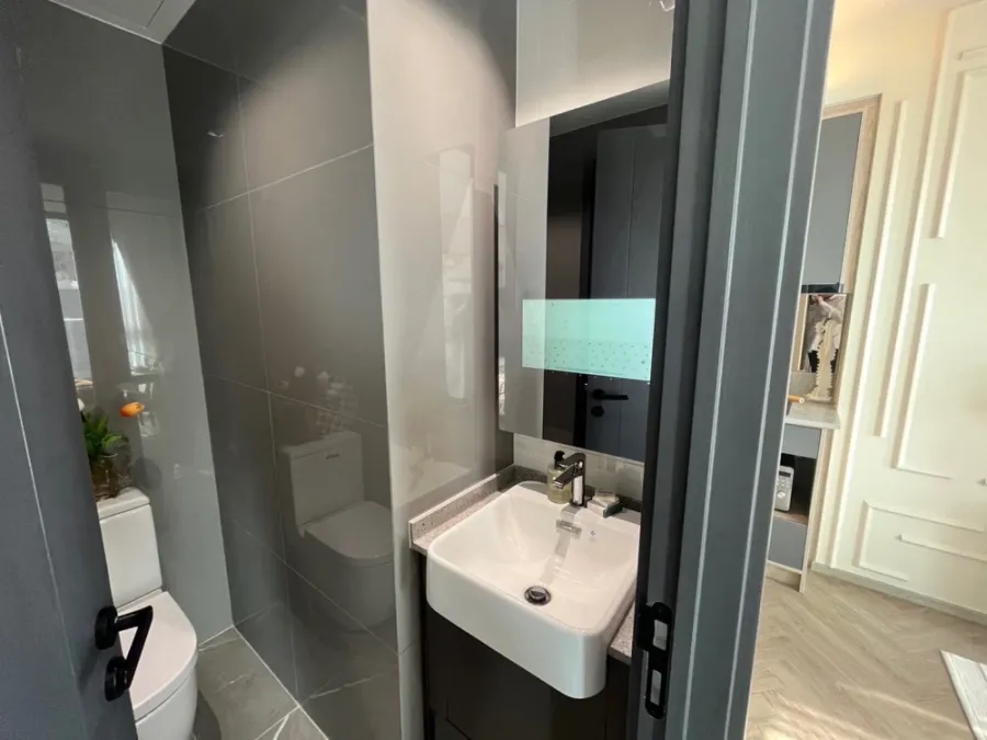 For sale or rent!! Ashton Silom Condo, 37th floor, beautiful room, fully furnished, ready to move in. Don't miss out!!
