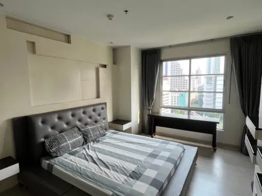 For rent: AP CitiSmart Sukhumvit 18, 2 bedrooms, spacious living area, great location, convenient transportation. You can't miss this opportunity!