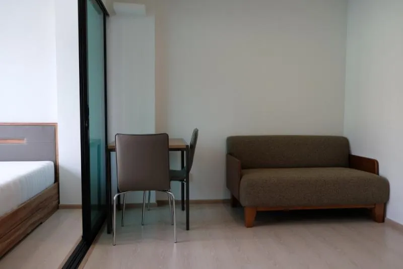 Urgent sale !! Condo The Excel Park Lasalle 19 beautiful room divided. Swimming pool view Can't miss it !!