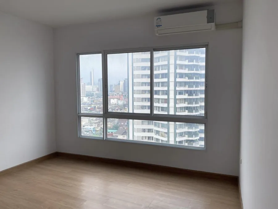For rent Supalai River Resort Charoen Nakhon, empty room, wide area, balcony, view along the Chao Phraya River.