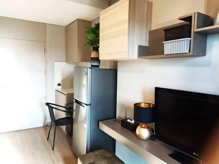 For rent, Lumpini Suite Phetchaburi-Makkasan, 22nd floor, partitioned room. Fully furnished. Don't miss it. Hurry up.