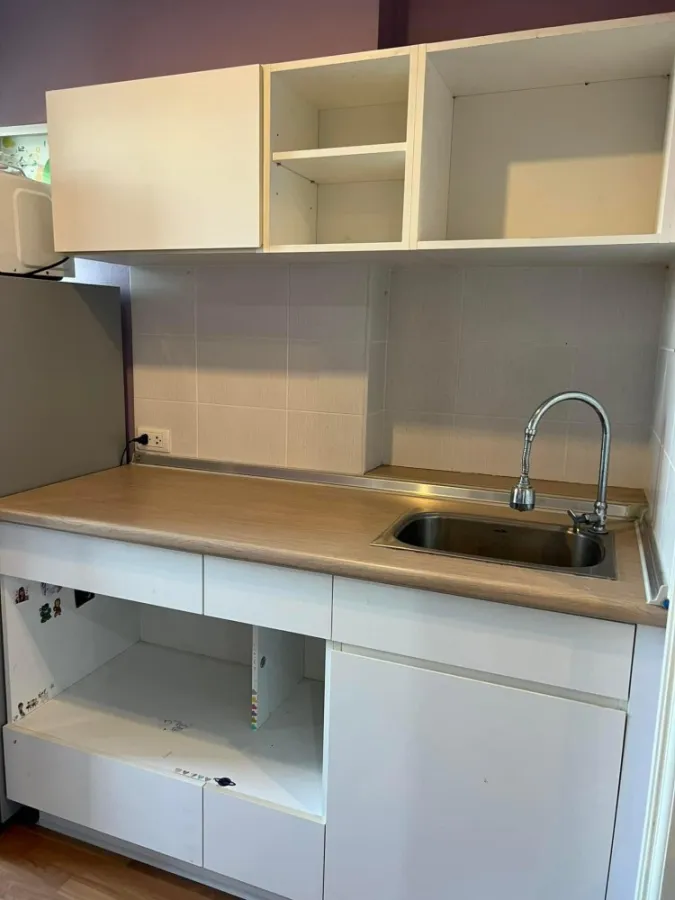 For rent, Lumpini Park Rama 9-Ratchada, 1 bedroom, with colorful wallpaper, very inviting, hurry to book before you miss it.