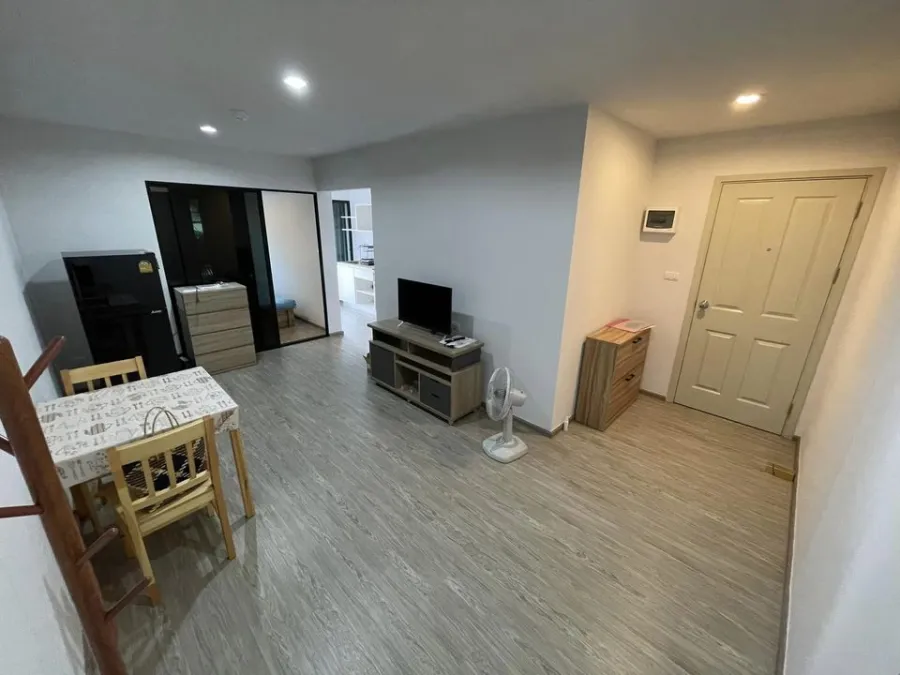 Hi Seacon Station for sale, 2nd floor, quiet room with furniture. Convenient travel. If interested, book now.