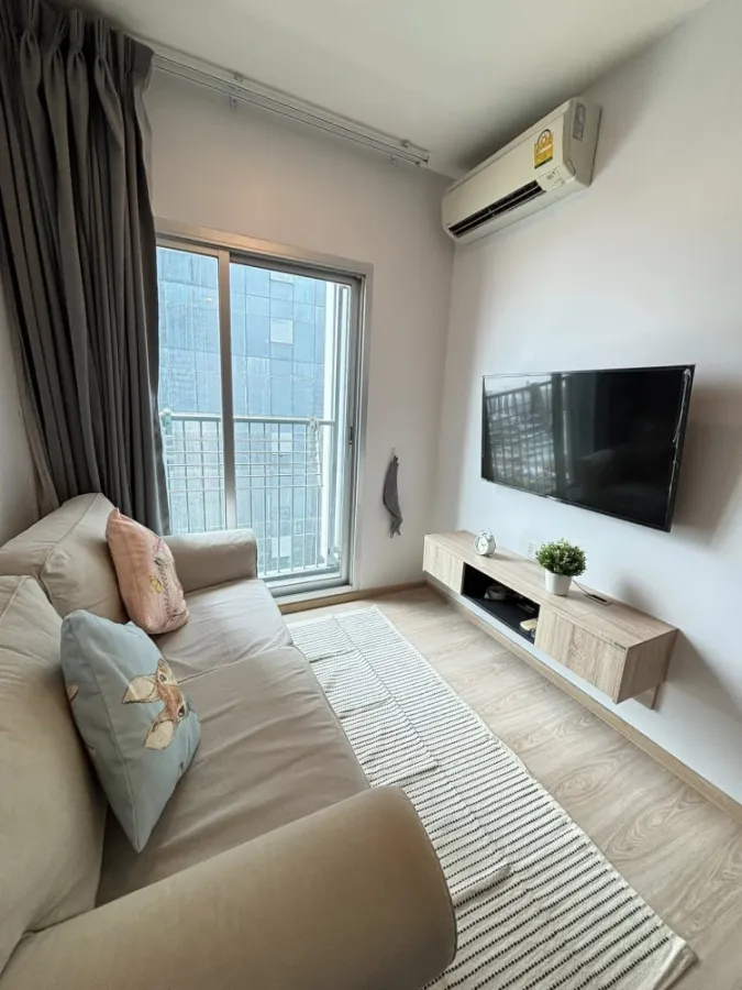 For sale or rent: Noble revolve ratchada, room on a very high floor (23rd floor), great breeze, ready to move in, complete with electrical appliances.