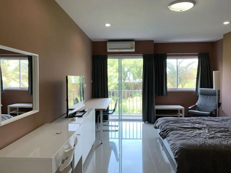 Sell ​​/ rent urgently !! Condo Sense of London, very big room, beautiful furniture, convenient transportation, separate room, book now !!