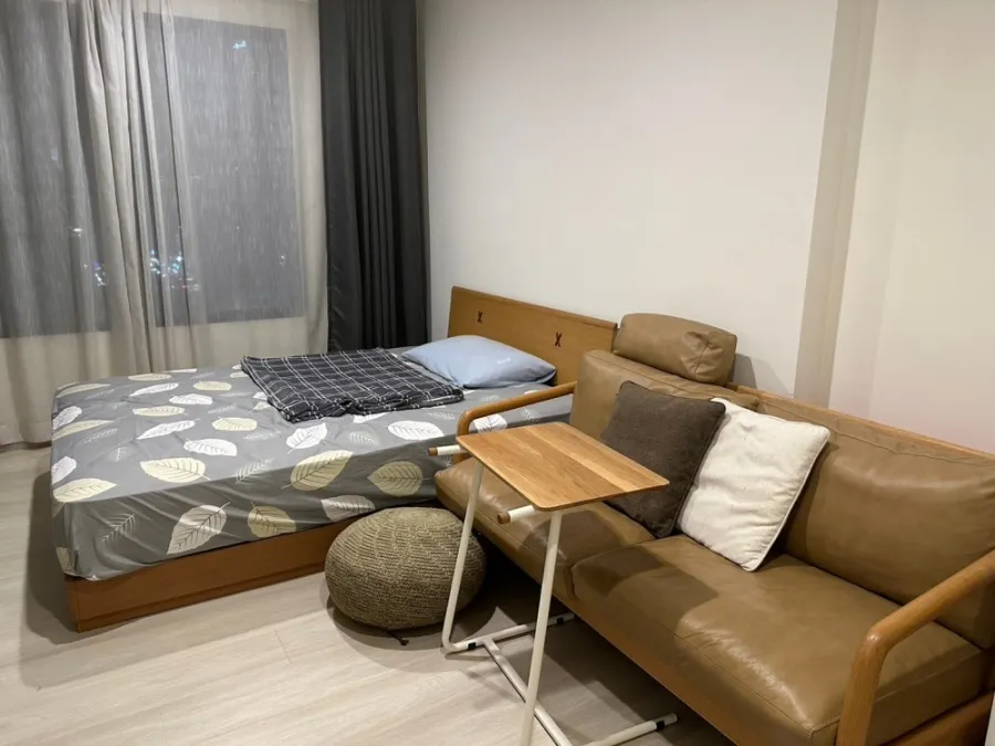 For rent, Life Asoke, 23rd floor, open view, unblocked view, north facing room, has a large TV. Good quality genuine leather sofa. Must reserve.
