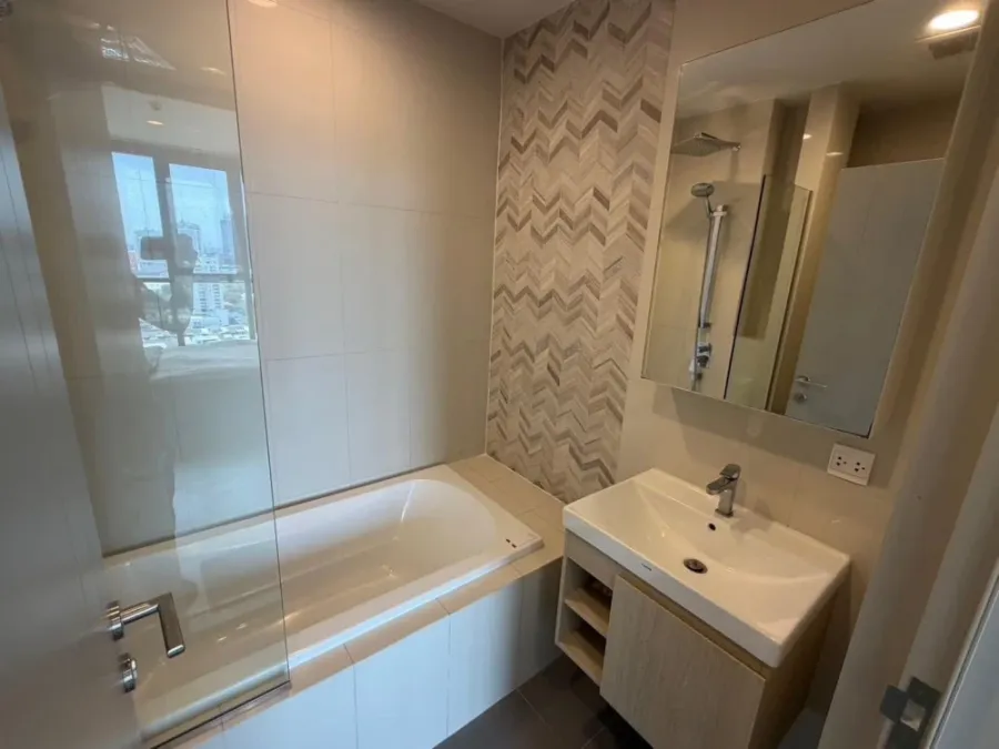Condo for rent: Oka Haus Sukhumvit 36, a nice room, high floor, city view, fully furnished and equipped with appliances. Hurry and reserve now, don't
