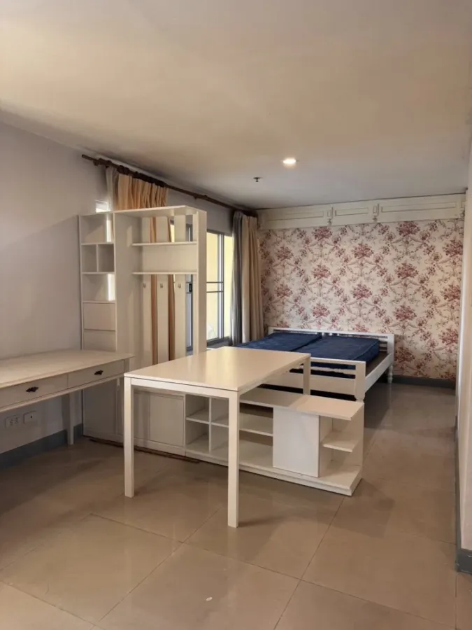 Selling Regent Home 5 Ratchada 19, 2 bedrooms, spacious living area, great location, complete amenities. Don't miss out!