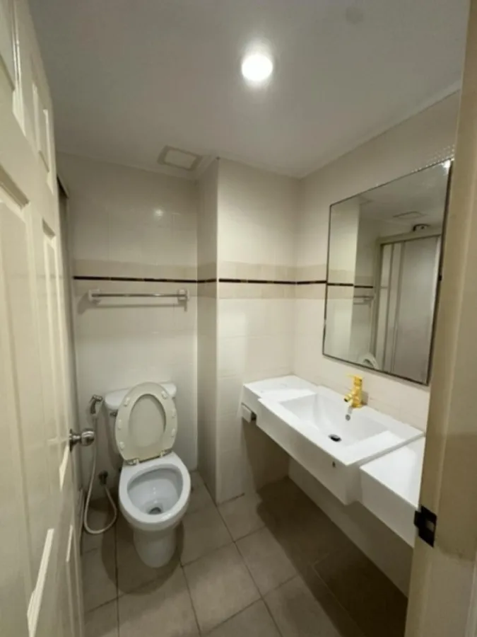 For rent: Lumpini Place Ratchada - Tha Phra, city view, Krungthep Bridge side, fully furnished room, just bring your bags and move in.