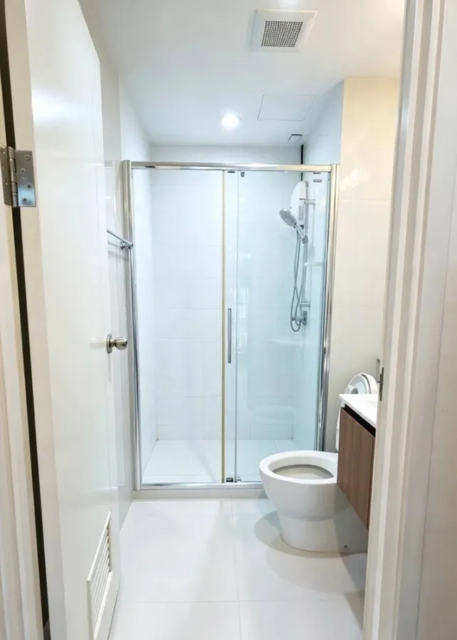 Selling a condo at Fuse Chan - Sathorn. The unit is partitioned into well-defined zones and comes at a great price. Book now! Don't miss out!