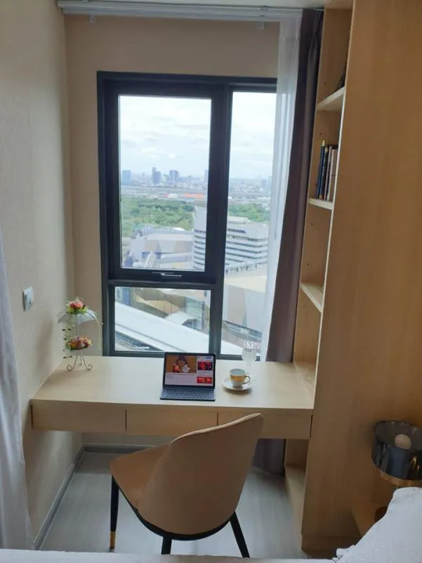 Life Ladprao for sale, prime location next to BTS, next to the mall. If you love convenience This condo is the best answer. Get it!!