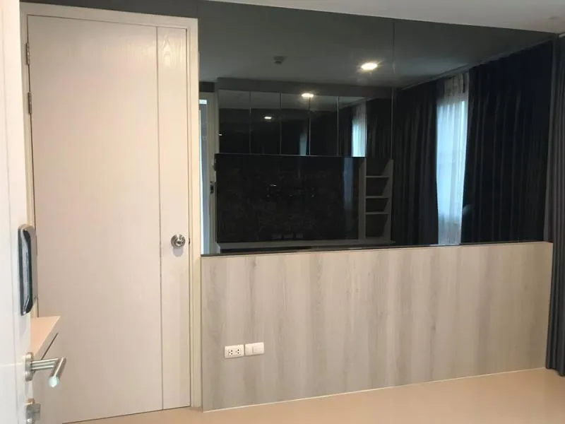 ขายด่วน JW Condo @ Donmuang ห้องมุม ตึก C ชั้น 2 บิวท์อินให้พร้อม ห้องนอน1 ห้องน้ำ1 สวยหรูหรา !