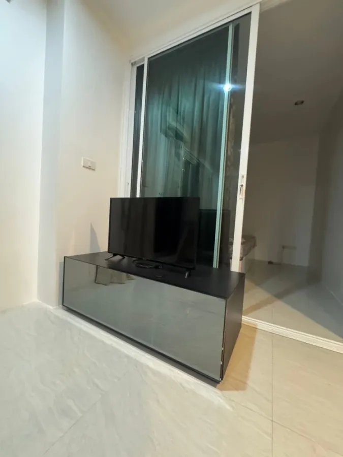 For rent: The Key Chaengwattana, 21st floor, fully furnished, very livable. Don't miss out!