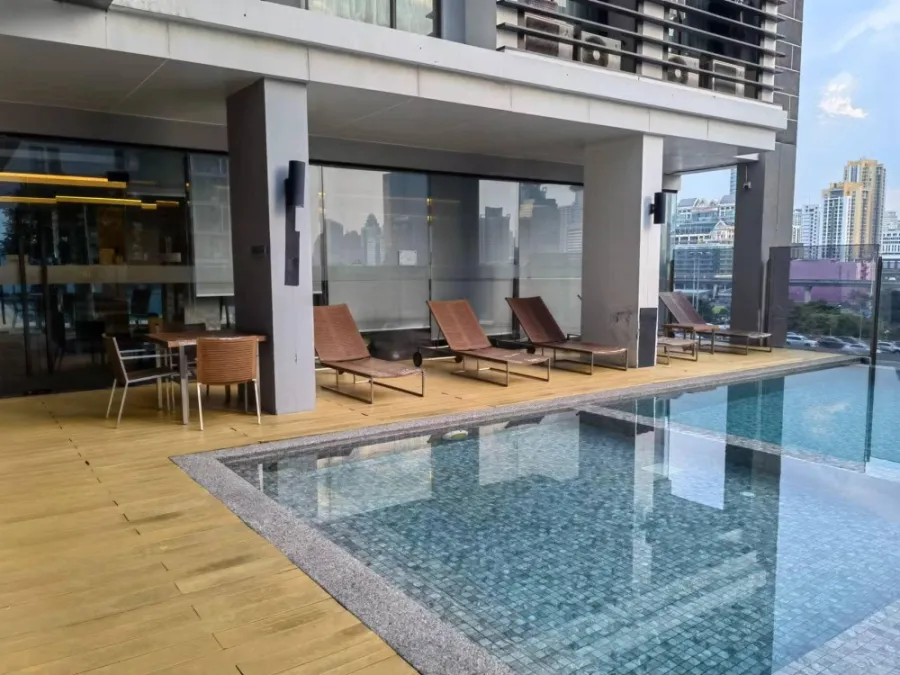 For rent: Condo Rhythm Asoke 2, 9th floor, very spacious room, divided into sections, decorated nicely. Interested? Book now!